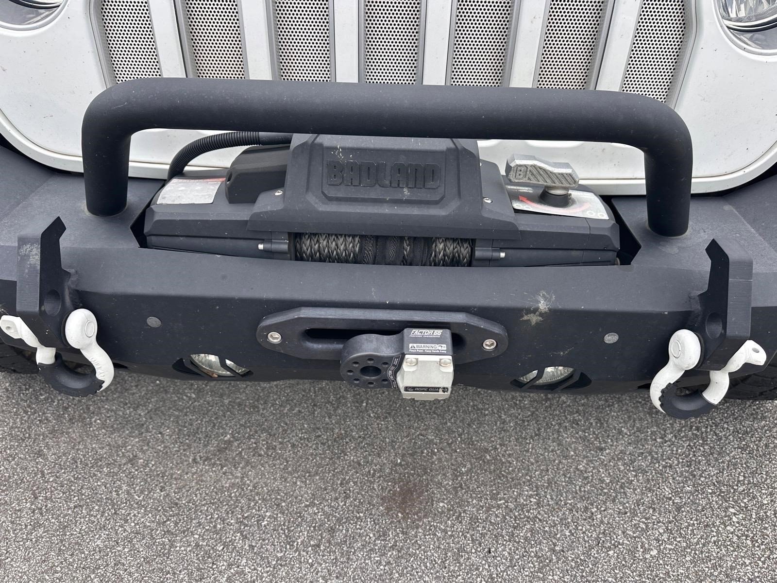 Used 2019 Bright White Clearcoat Jeep Sahara image 24