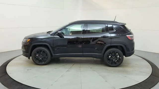 New 2026 Diamond Black Crystal Pearlcoat Jeep Latitude image 6