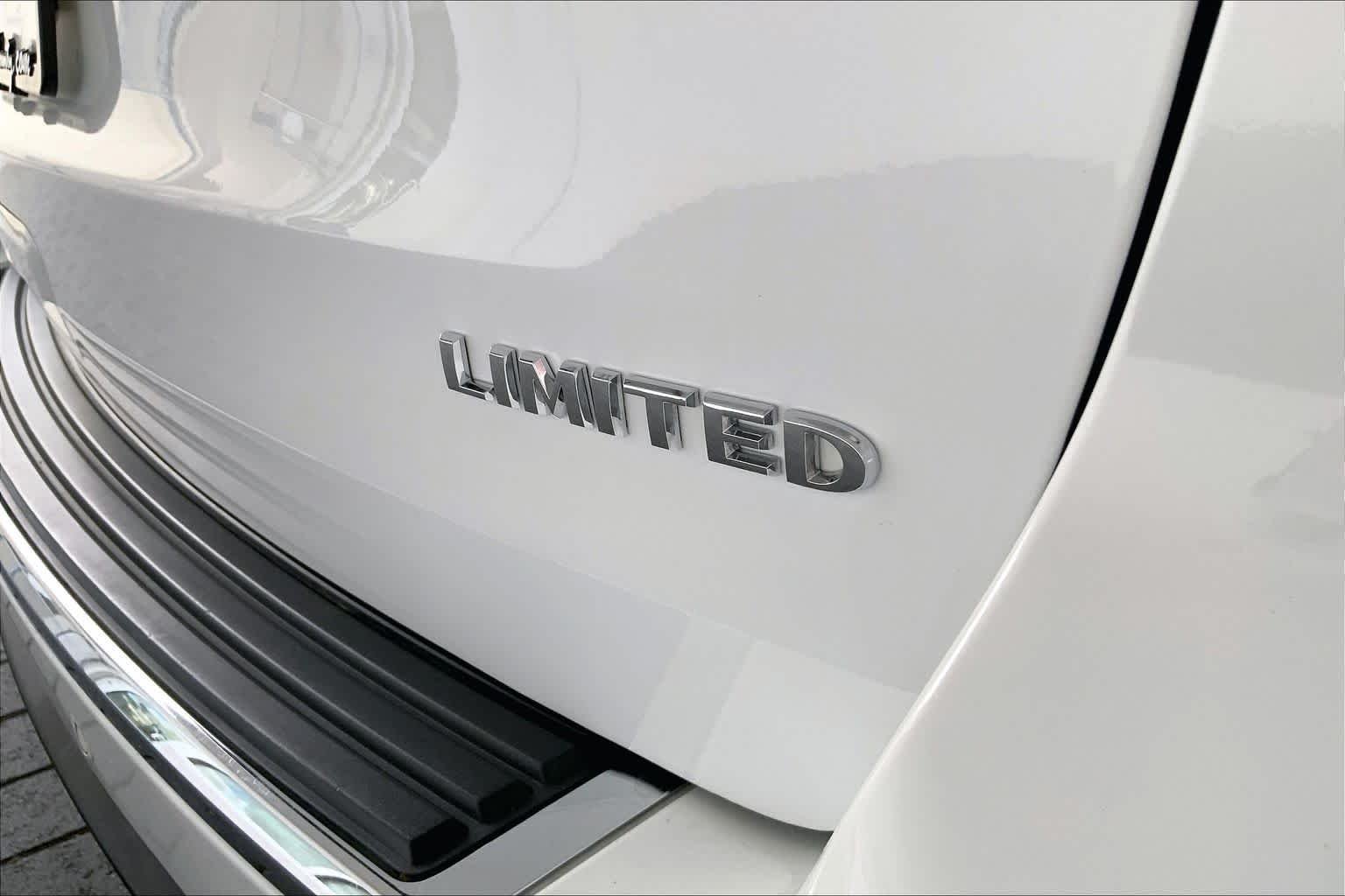 Used 2017 Bright White Clearcoat Jeep Limited image 10