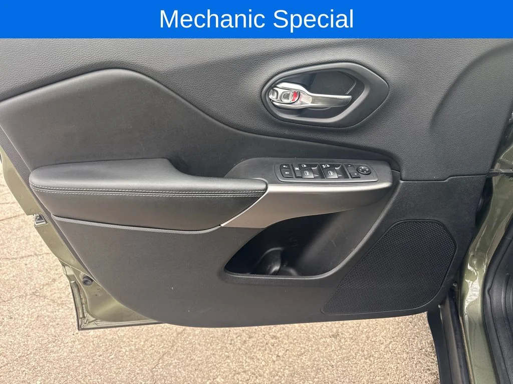 Used 2019 Green Jeep Latitude image 14