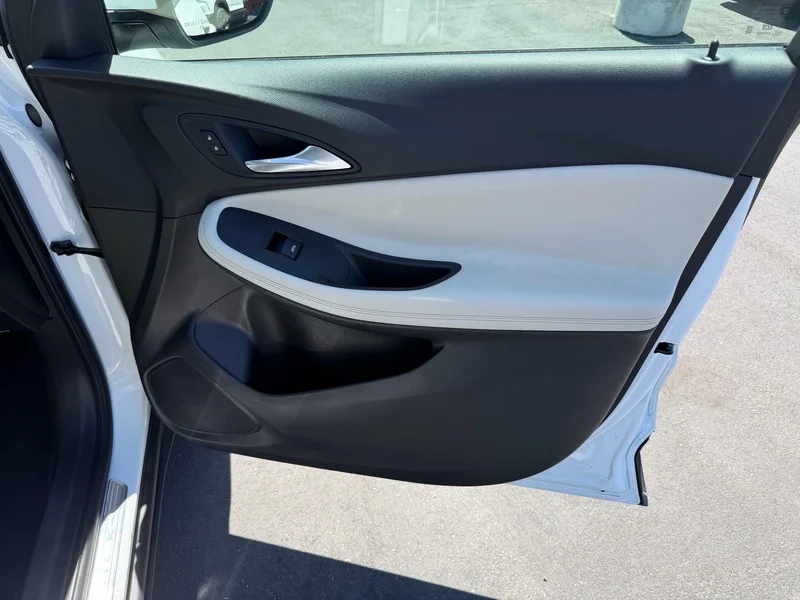 Used 2020 SUMMIT WHITE Buick Select image 17