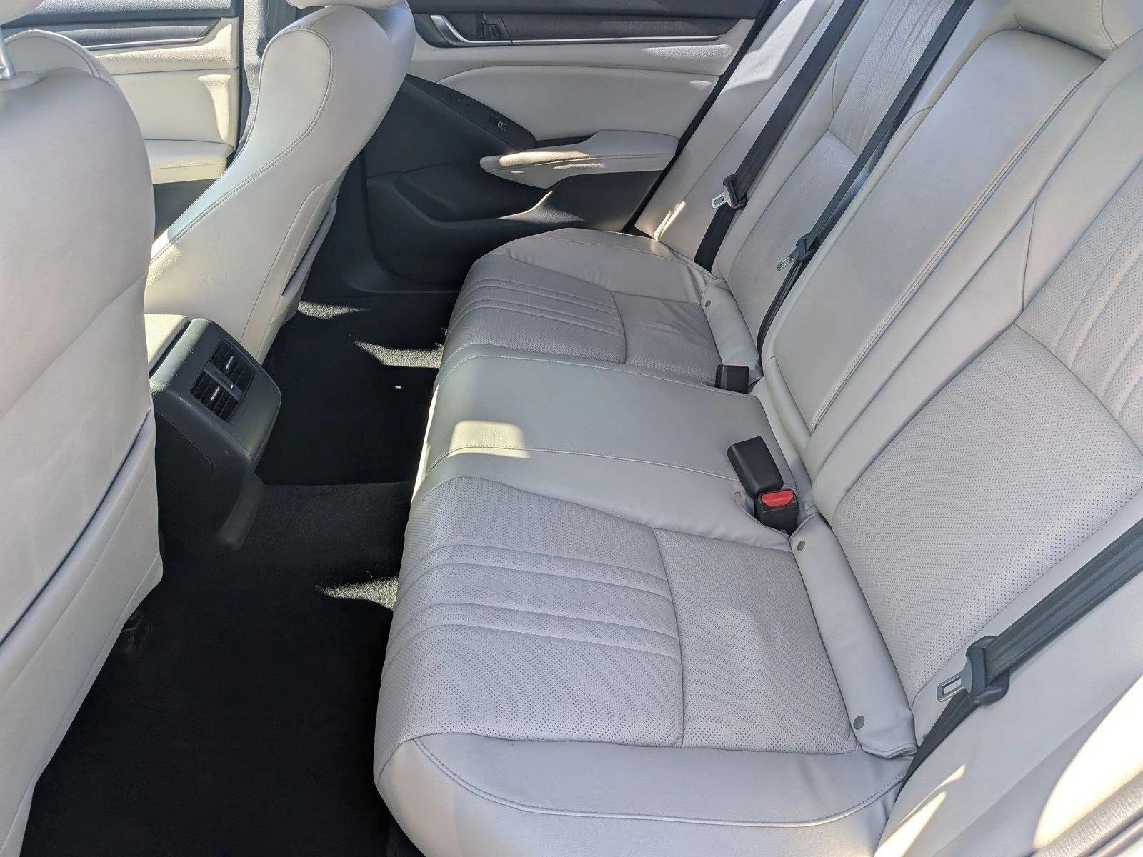 Used 2018 White Honda Touring 1.5T image 18