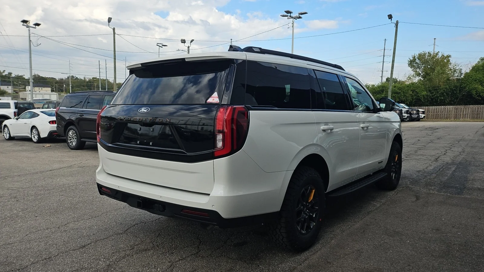 New 2027 Star White Metallic Tri-Coat Ford Tremor 4WD image 5