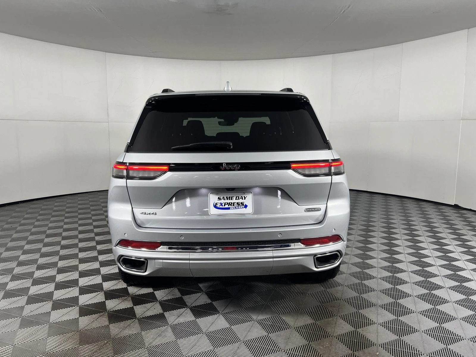 Used 2022 Silver Zynith Jeep Overland image 5
