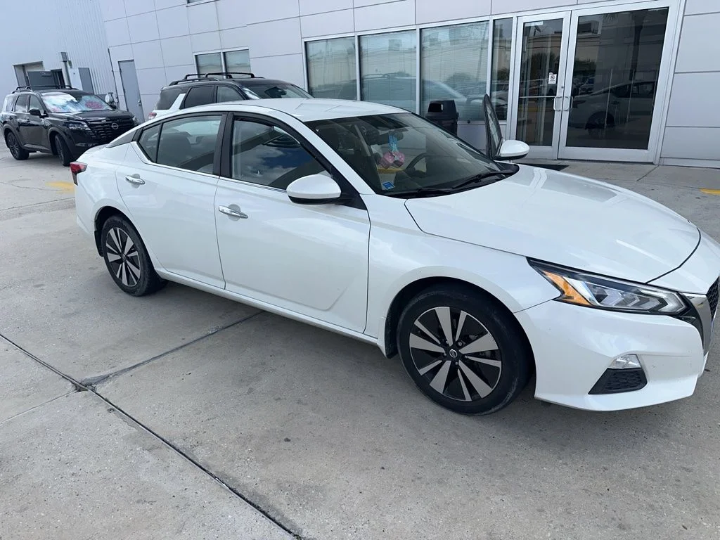 Used 2022 White Nissan 2.5 SV image 5