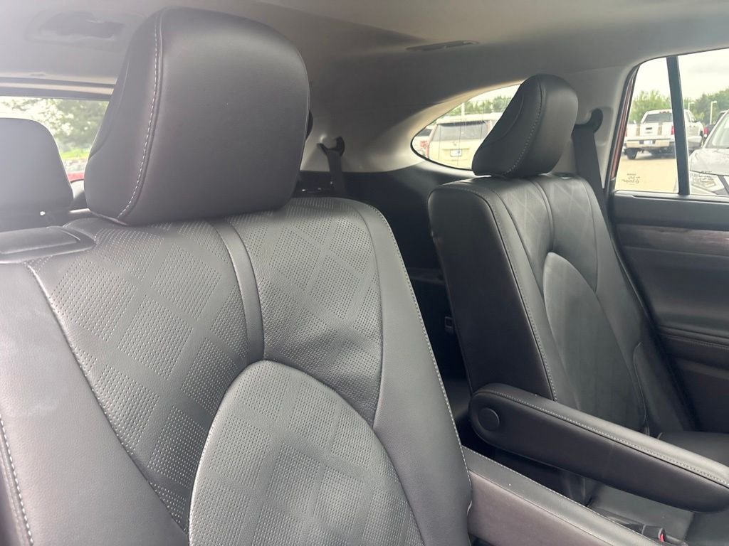 Used 2020 Pearl Toyota Platinum image 33