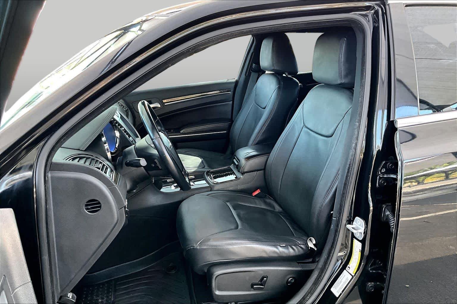 Pre-Owned 2014 Chrysler 300 Uptown Edition