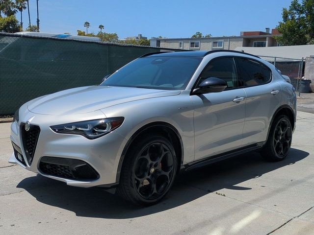 New 2026 Moonlight Gray Metallic Exterior Paint Alfa Romeo Veloce image 3