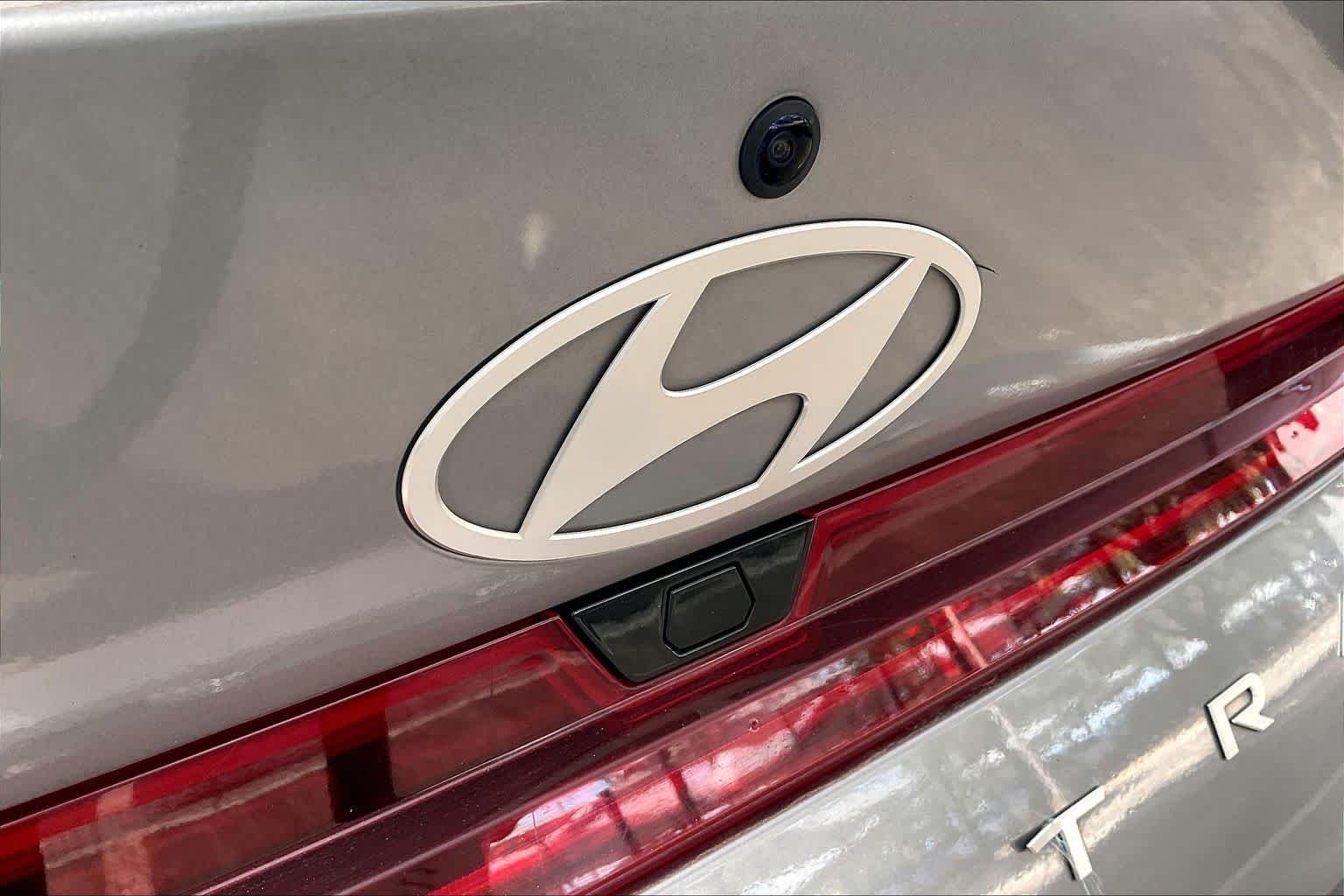 Used 2025 Fluid Metal Hyundai Limited image 31