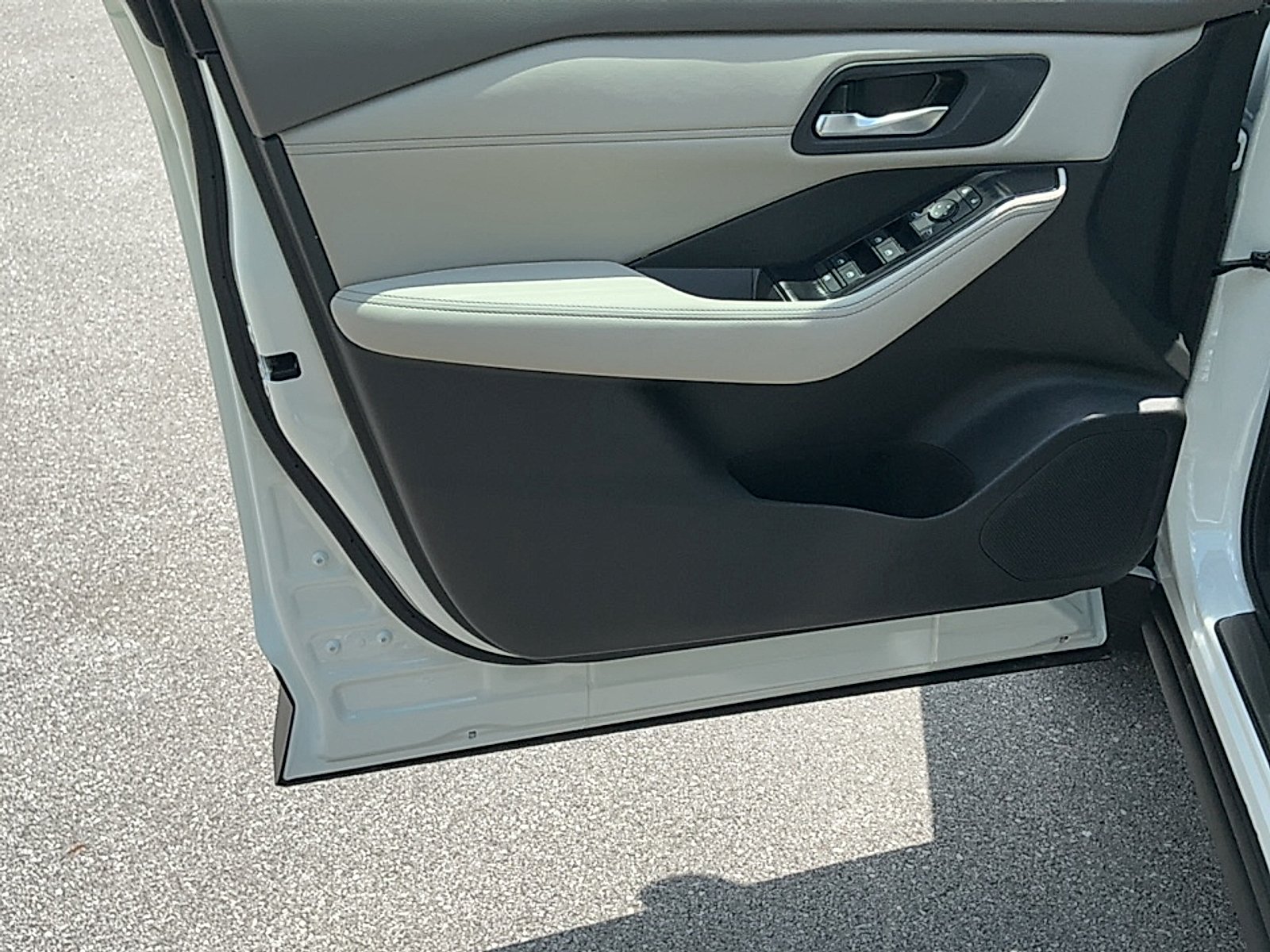 New 2026 Everest White Pearl Tricoat Nissan Dark Armor image 6
