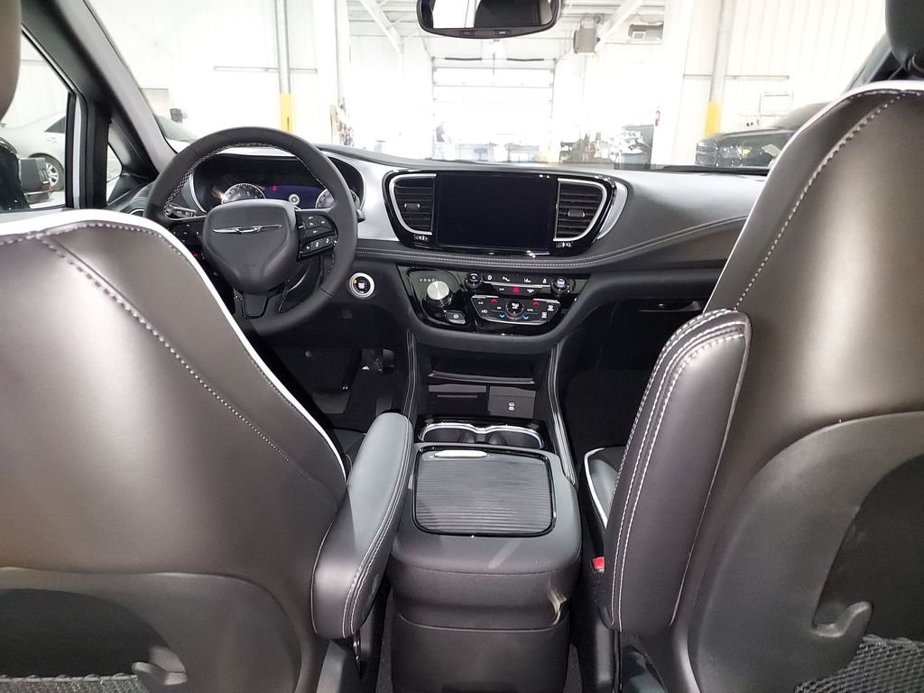 2026 Chrysler Pacifica Limited - Photo 10