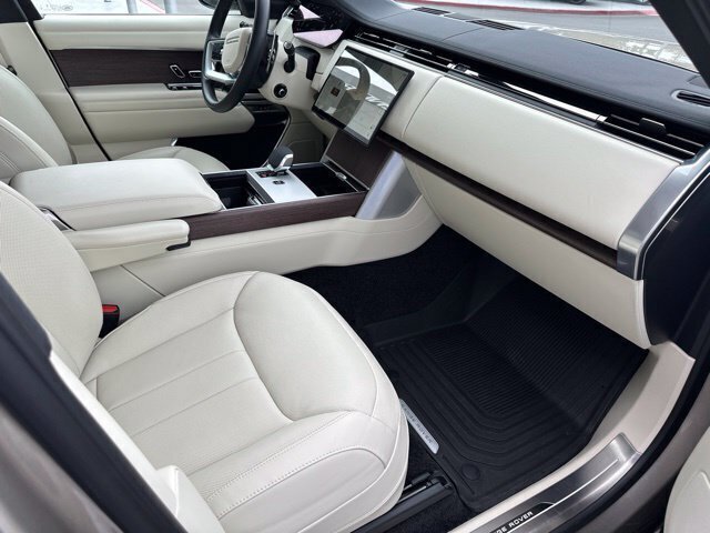 Used 2025 Gold Land Rover SE image 10