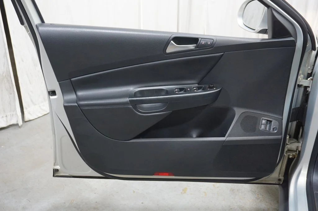 Used 2010 Silver Volkswagen Komfort image 20