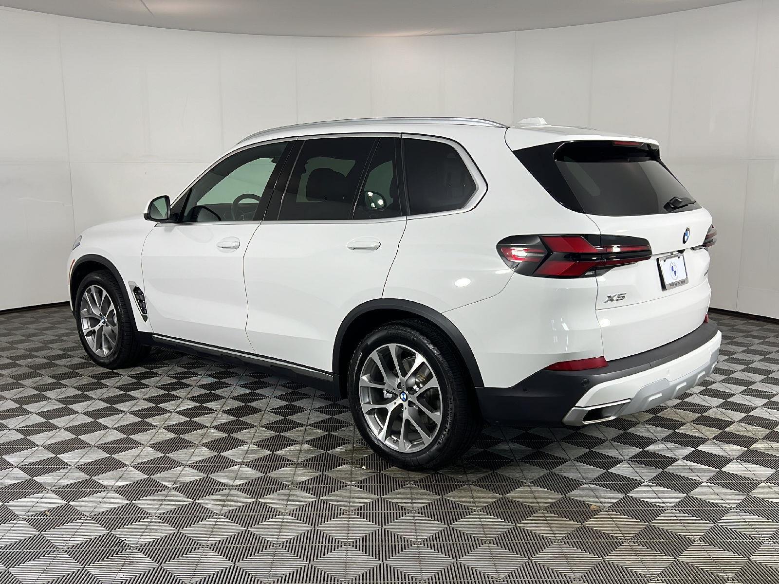 New 2026 Alpine White BMW xDrive40i image 7