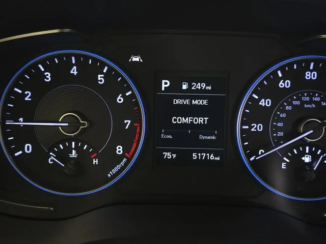 Used 2022 Silver Hyundai SE image 16