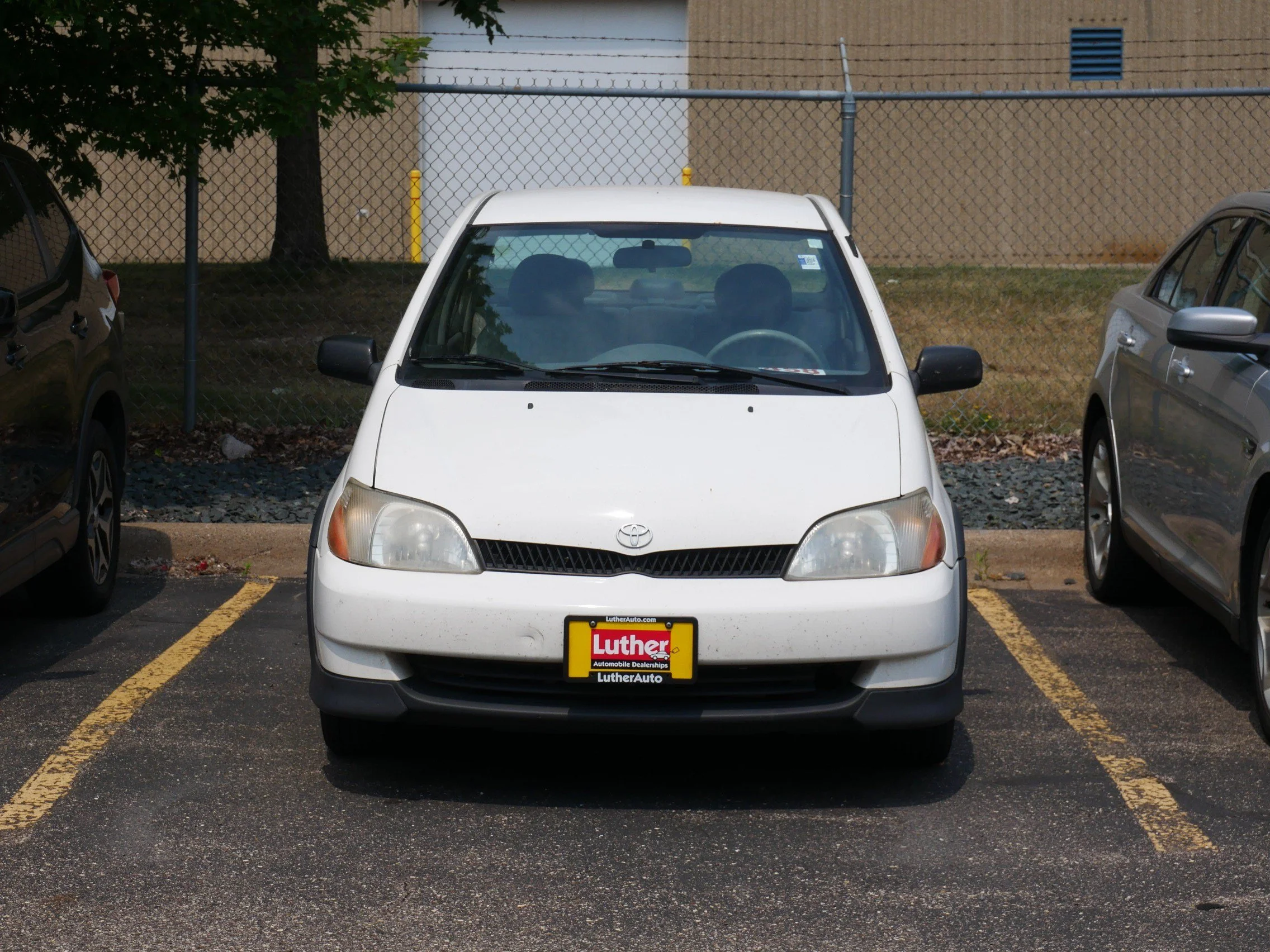 Used 2002 Polar White Toyota Sedan AT image 2