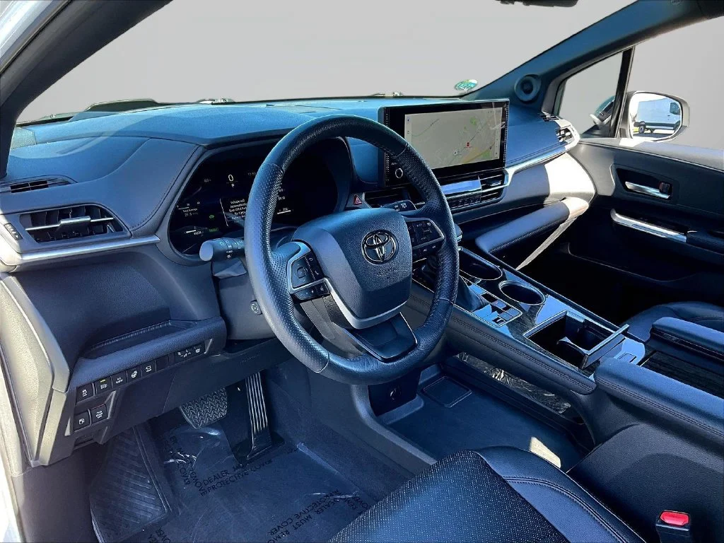 2025 Toyota Sienna Platinum - Photo 21