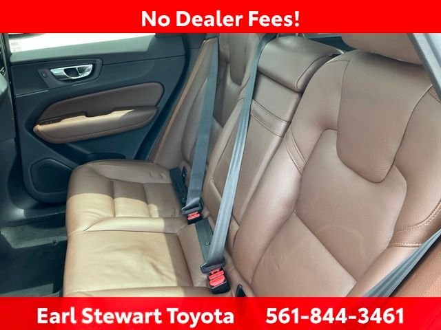 Used 2019 White Volvo T5 Momentum image 18