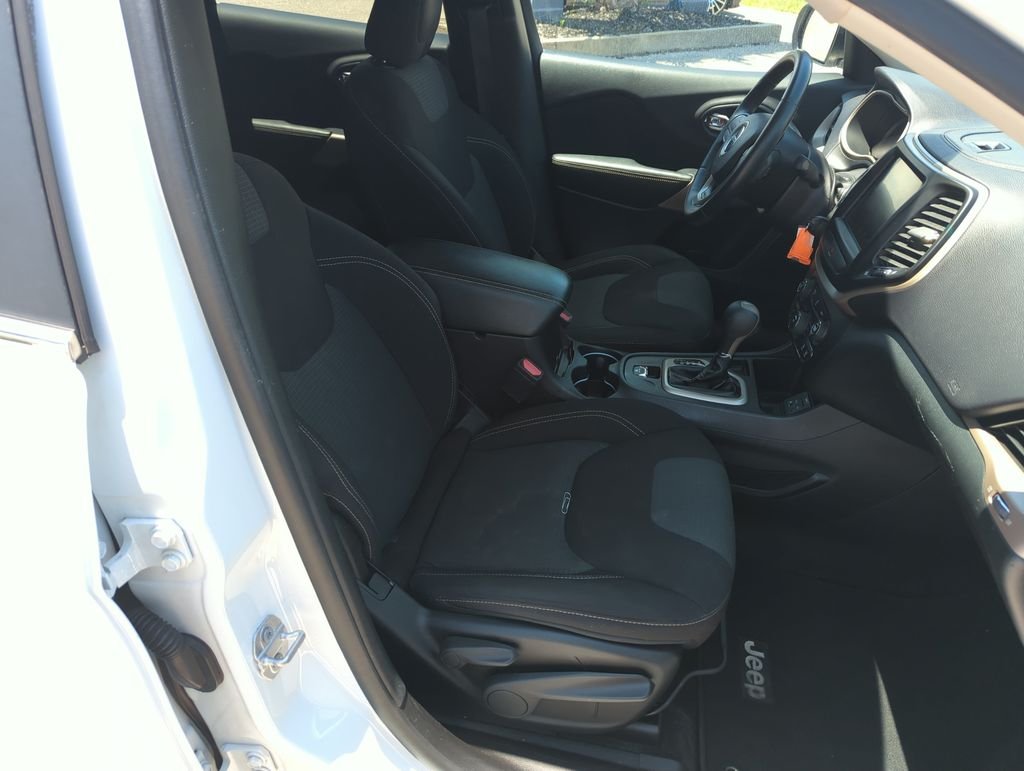 Used 2017 White Jeep Latitude image 35