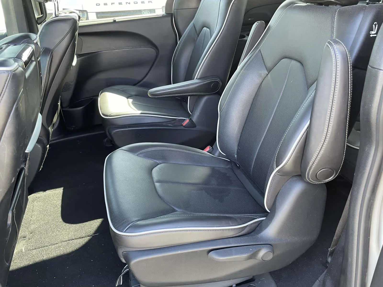Used 2020 Luxury White Pearlcoat Chrysler Hybrid Limited image 18