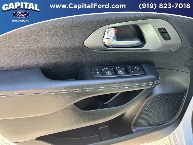 Used 2025 White Chrysler Select image 20