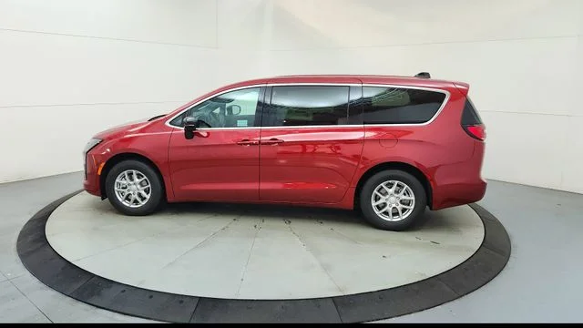 New 2027 Red Hot Pearl-Coat Exterior Paint Chrysler Select image 6