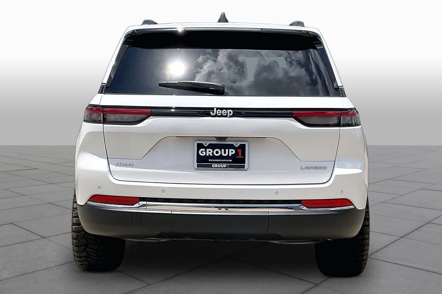 New 2026 Bright White Clear-Coat Exterior Paint Jeep Laredo image 4