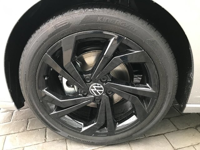 New 2026 Pyrite Silver Metallic Volkswagen SE image 12
