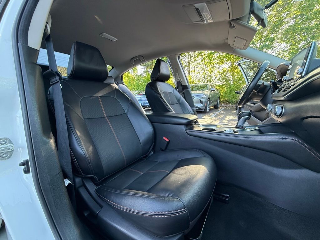 Used 2019 White Nissan 2.5 SR image 27