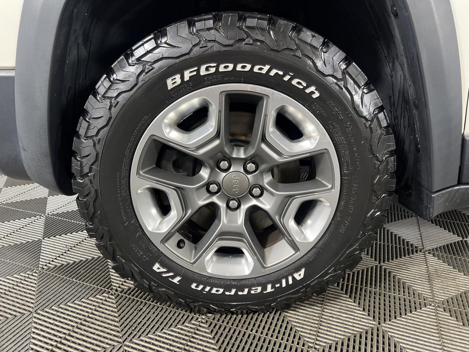 Used 2019 Pearl White Jeep Trailhawk Elite image 27