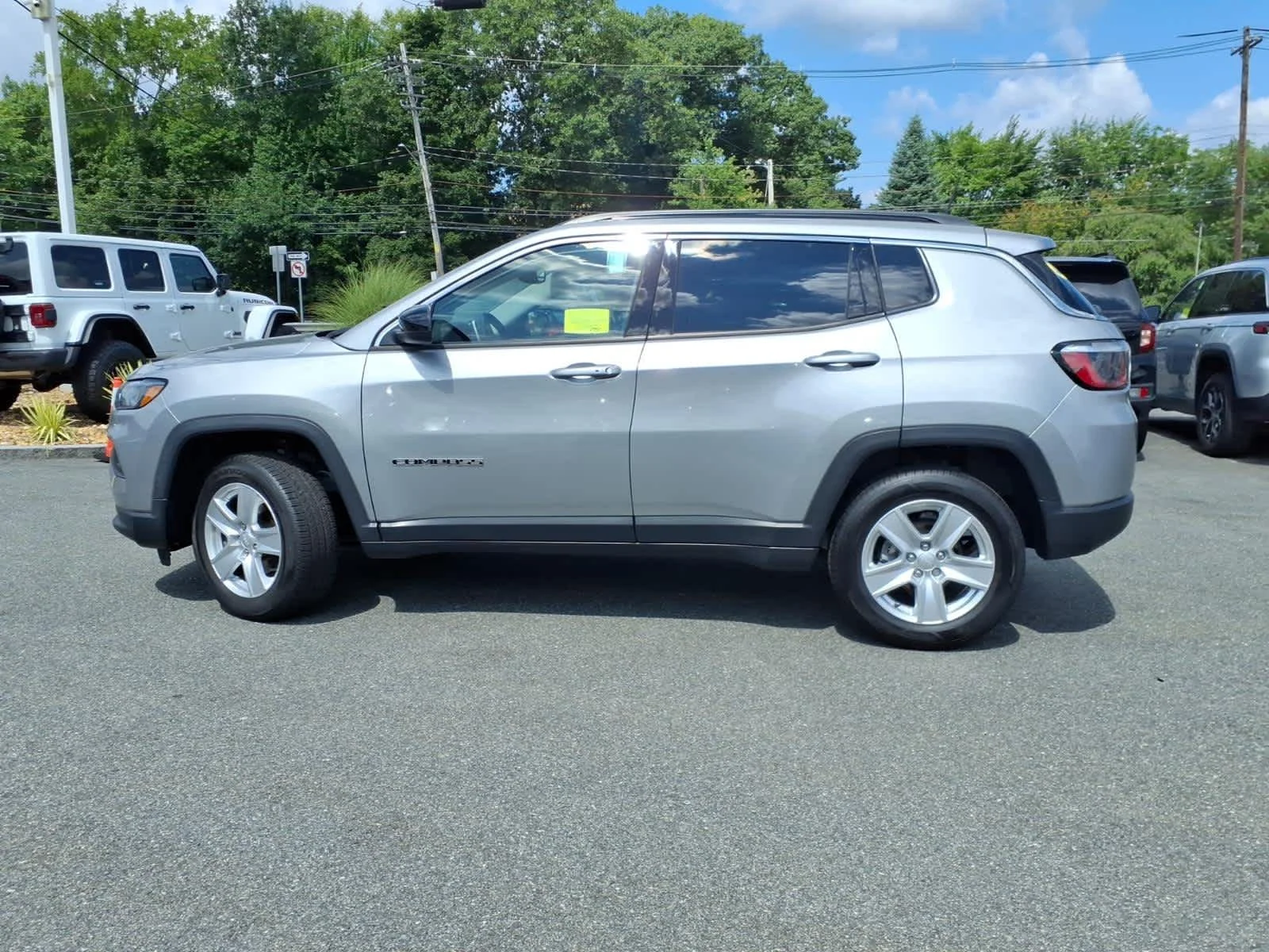 Certified Used 2022 Billet Silver Metallic Clearcoat Jeep Latitude image 12