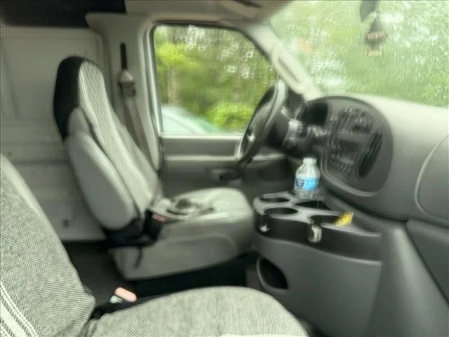 Used 2006 White Ford Commercial image 21
