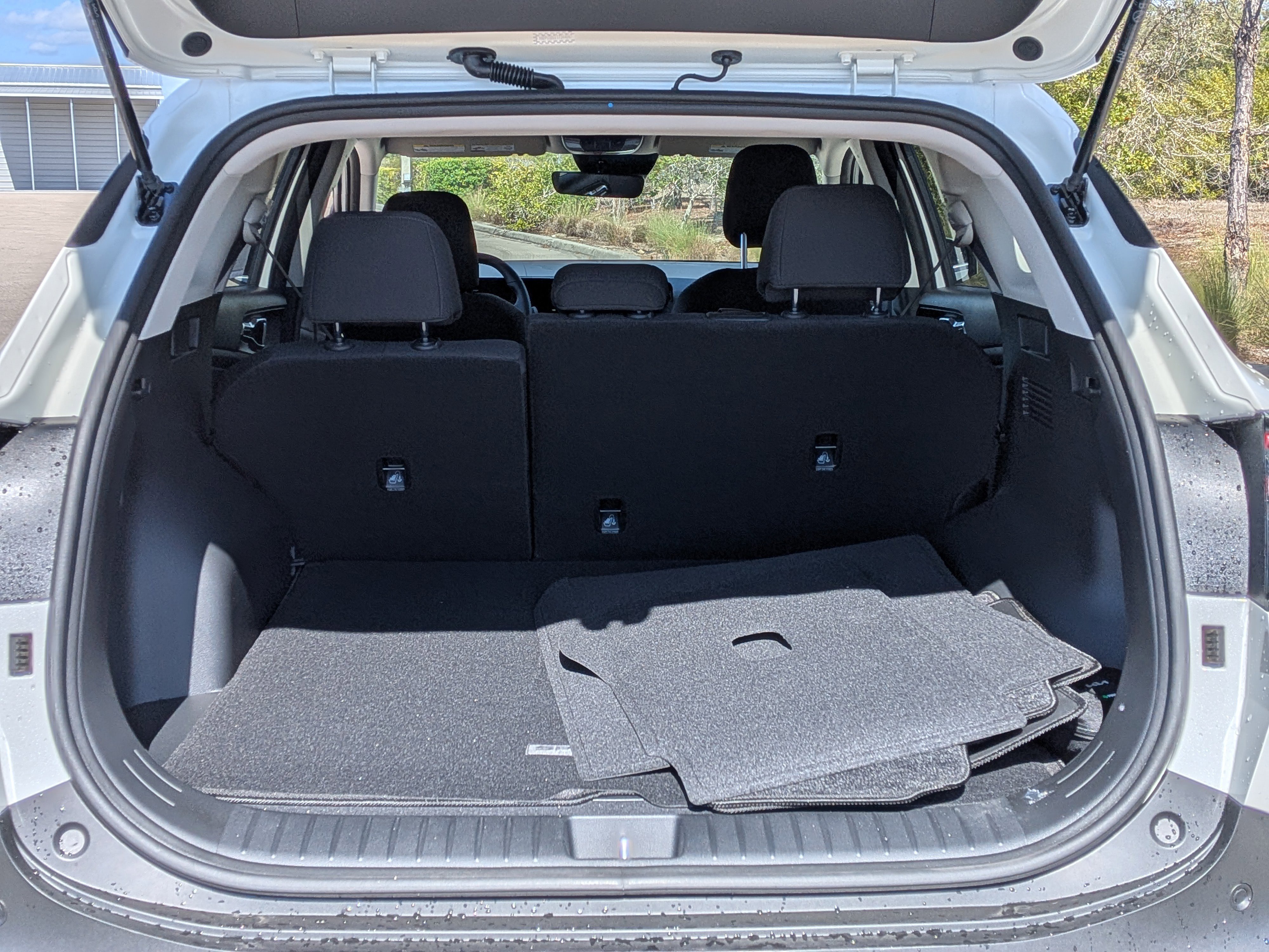 New 2026 Snow White Pearl Kia LX image 13
