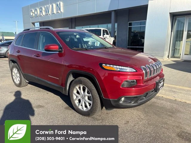 Used 2017 Red Jeep Latitude image 4