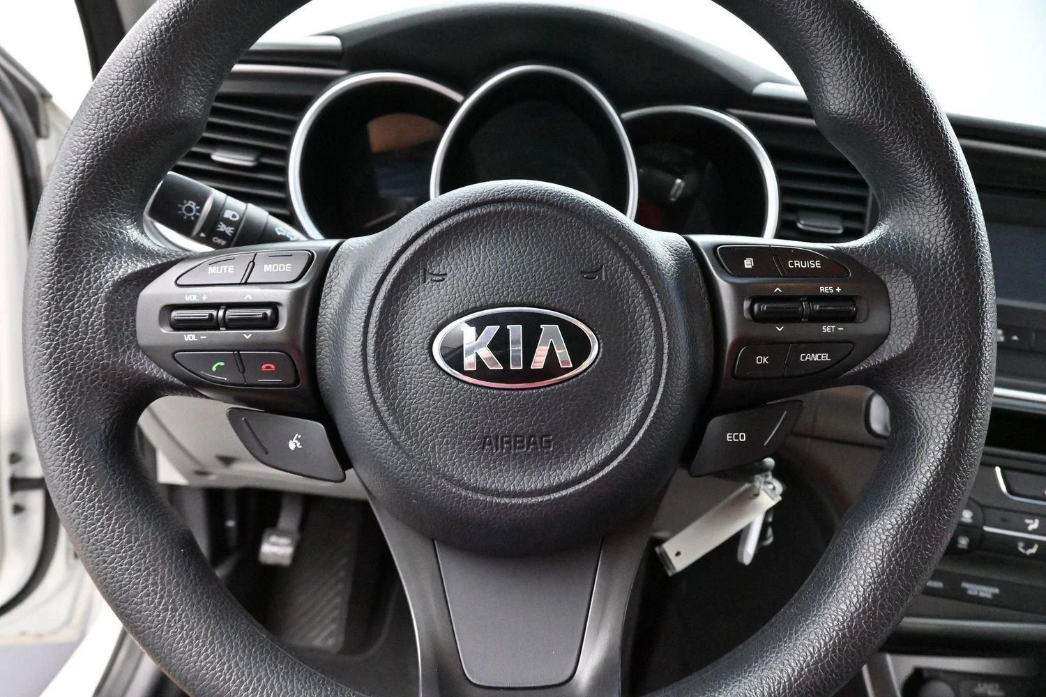 Used 2015 Snow White Pearl Kia LX image 17