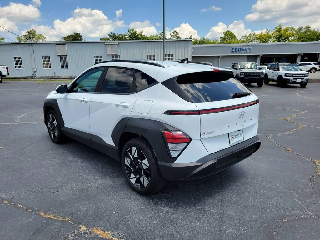 Used 2025 White Hyundai SEL image 3