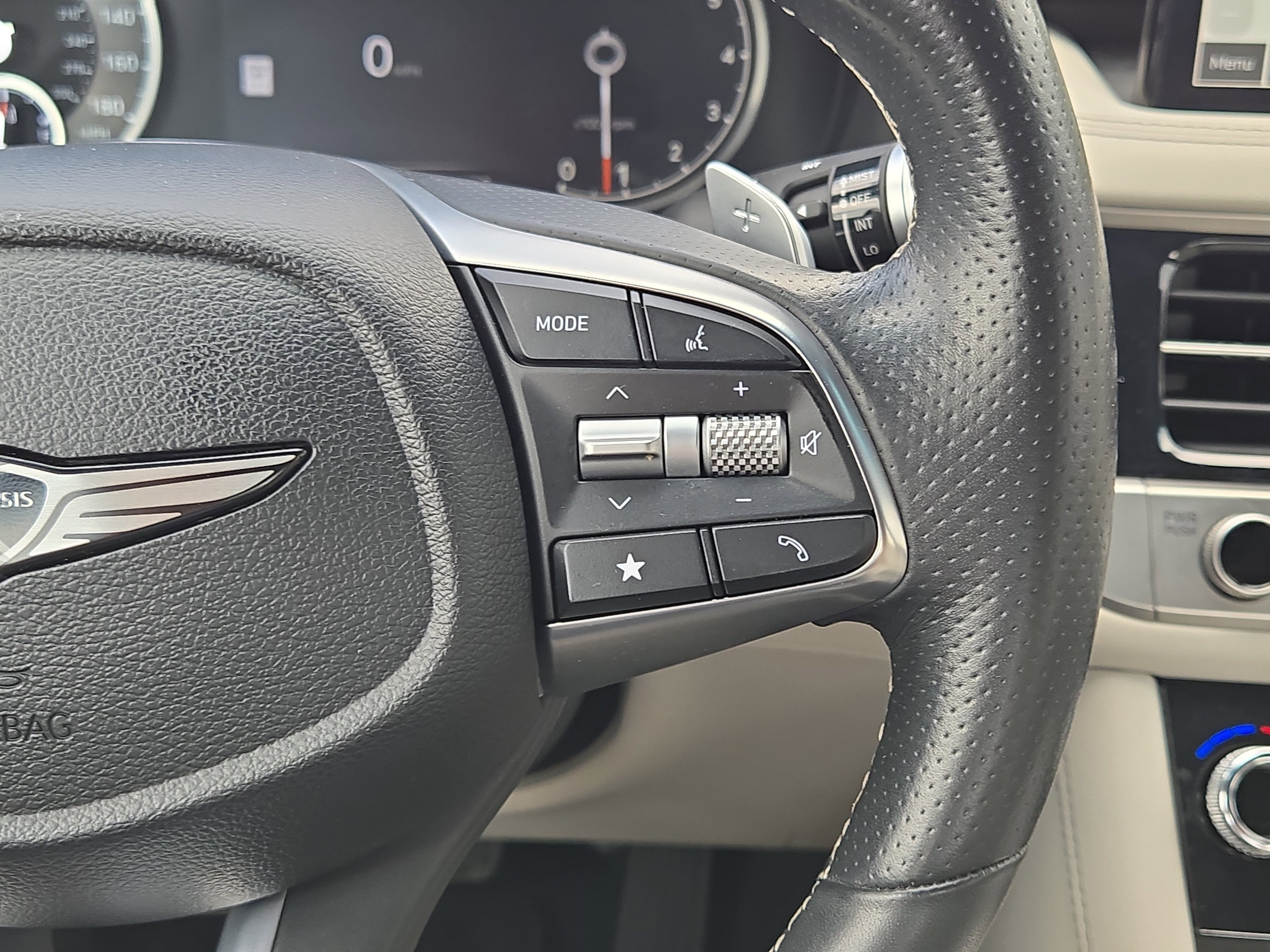 2025 GENESIS G70 Standard - Photo 25