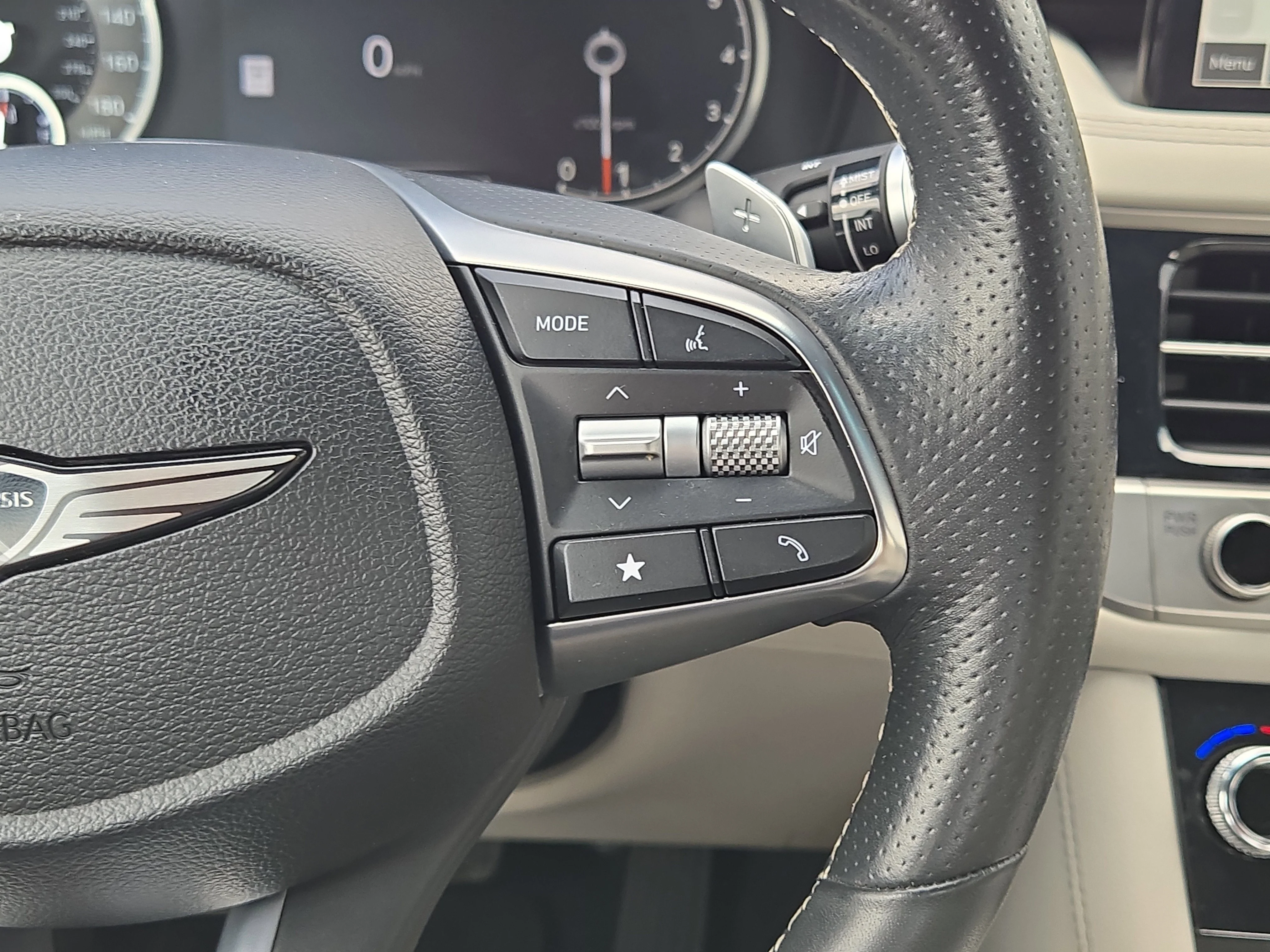 2025 GENESIS G70 Standard - Photo 25