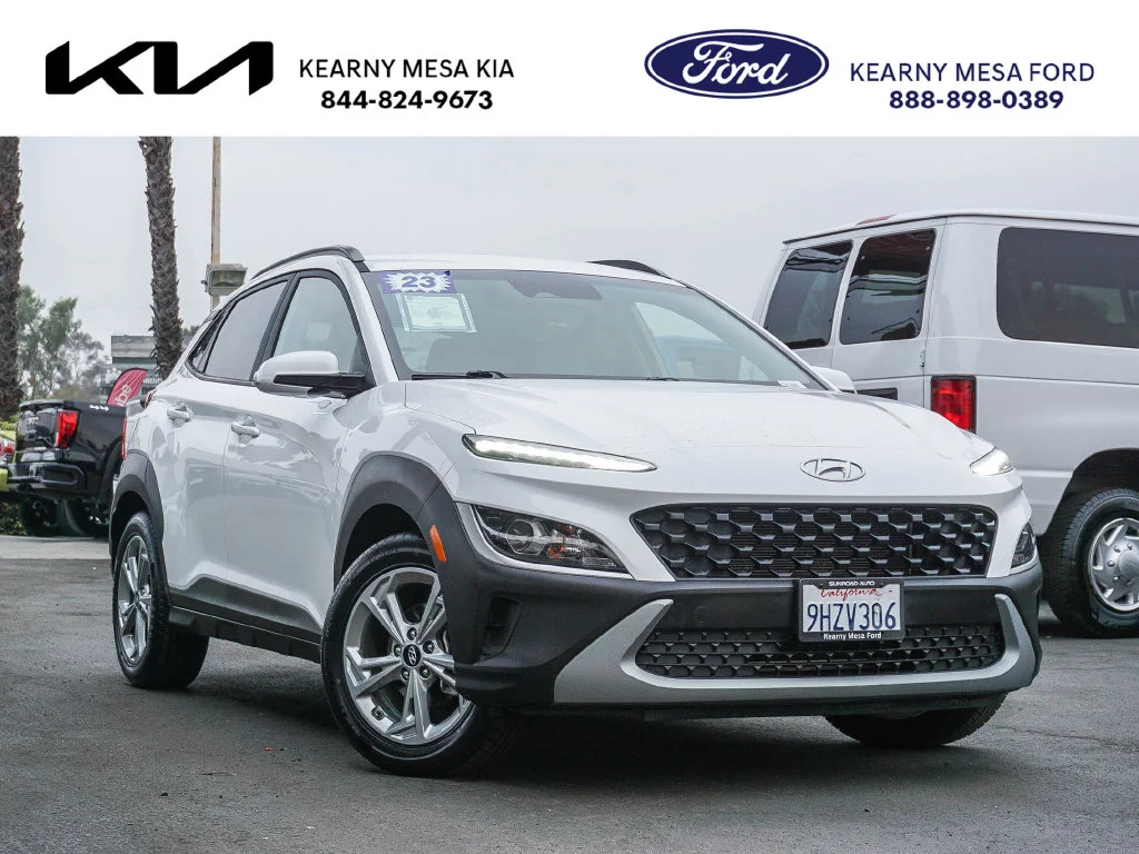 Used 2023 White Hyundai SEL image 1