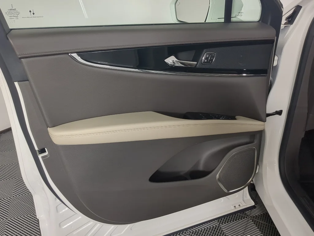 Used 2022 White Lincoln Standard image 12