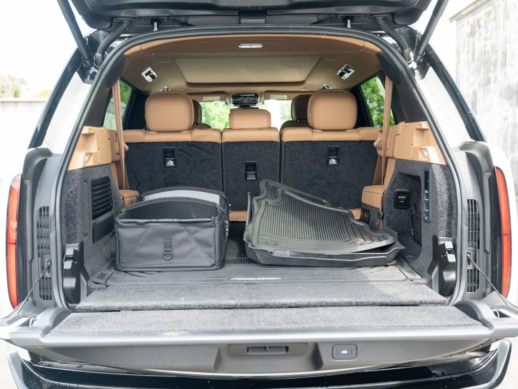 Certified Used 2025 White Land Rover SE image 38