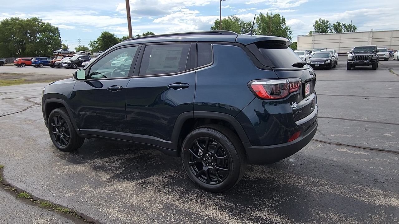 New 2026 Fathom Blue Pearl-Coat Exterior Paint Jeep Latitude Altitude image 6