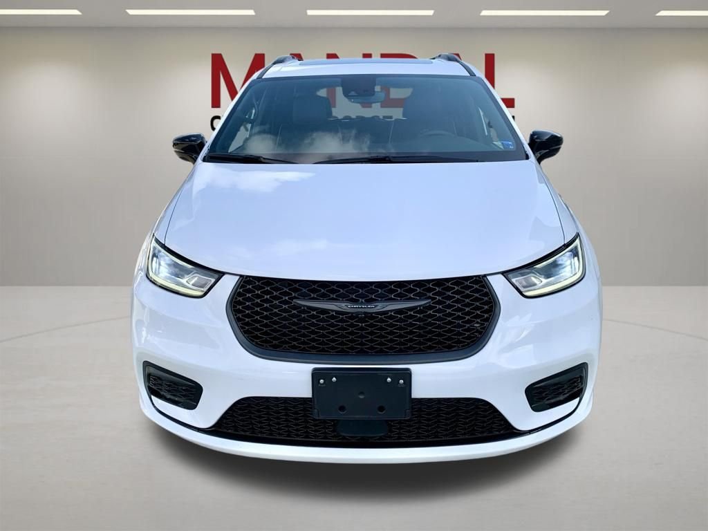 Used 2025 White Chrysler Limited image 2