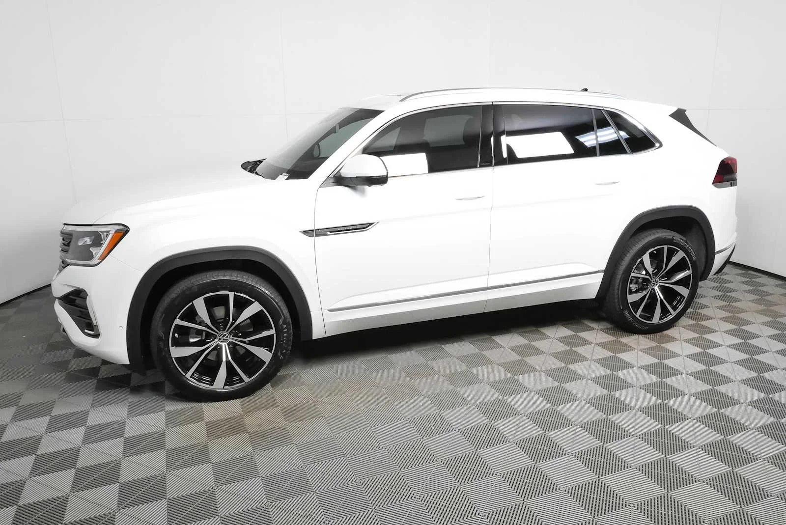 New 2026 Opal White Pearl Volkswagen 2.0T SEL Premium R-Line image 35