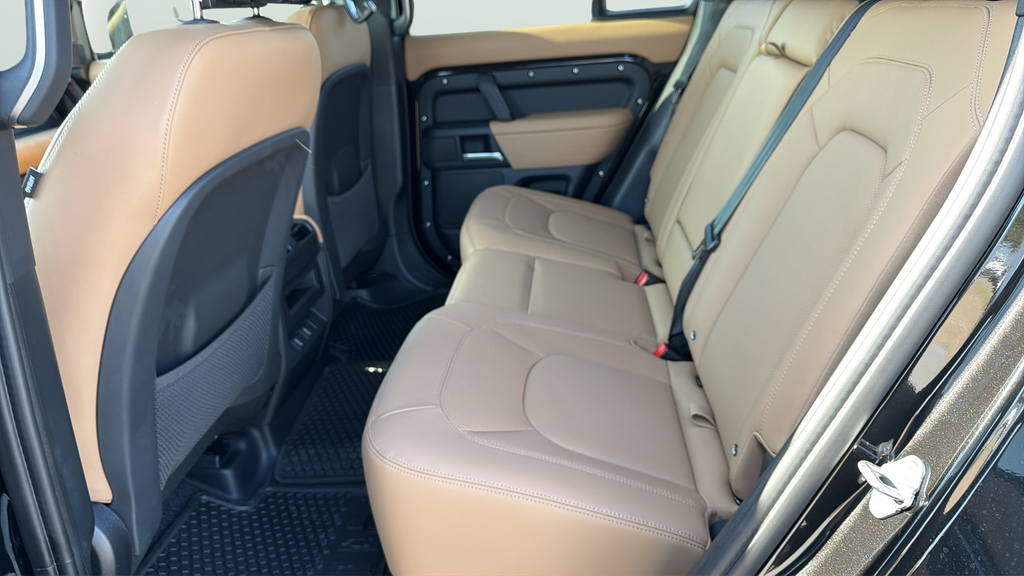 New 2026 Santorini Black Land Rover X-Dynamic SE image 18