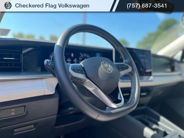 Used 2025 Pure White Volkswagen 2.0T SE image 17