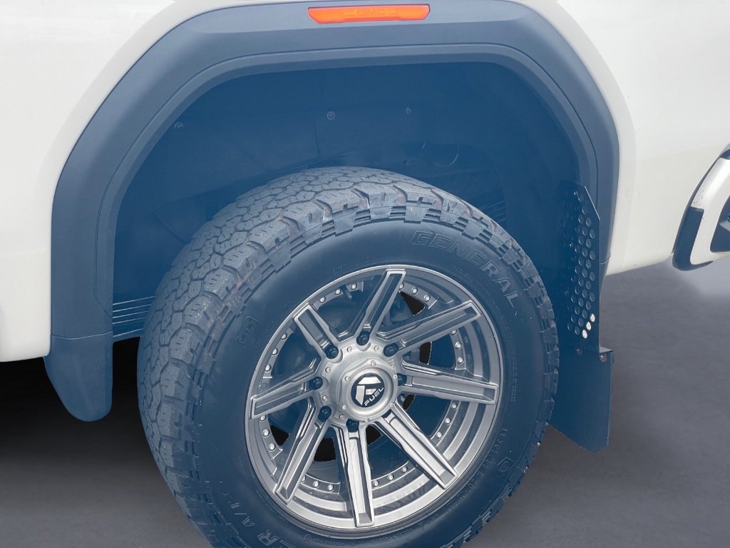 Used 2022 Summit White GMC AT4 image 25