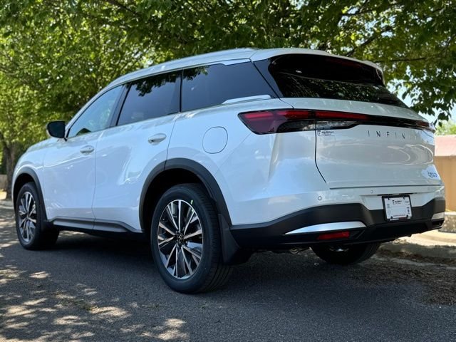 New 2027 RADIANT WHITE INFINITI Luxe FWD image 4