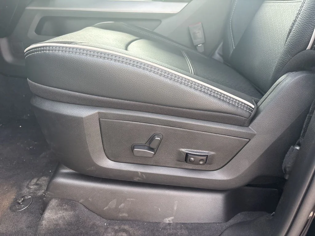 New 2026 Diamond Black Crystal Pearl-Coat Exterior Paint RAM LARAMIE image 19