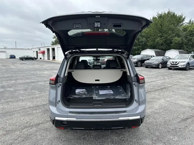 New 2026 Boulder Gray Pearl / Super Black Two-tone Nissan Platinum image 23